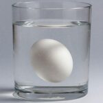 Тест за свежест на яйца с вода