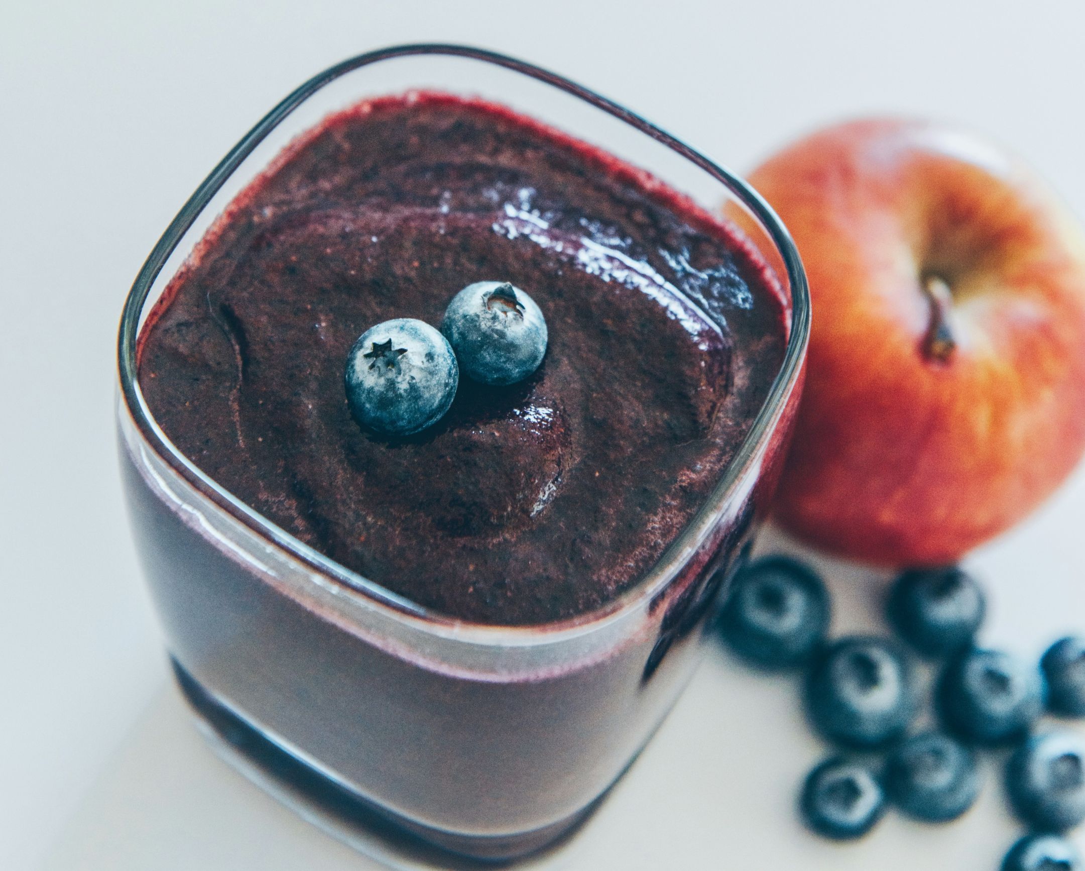 Смути с ябълка, боровинки и кисело мляко