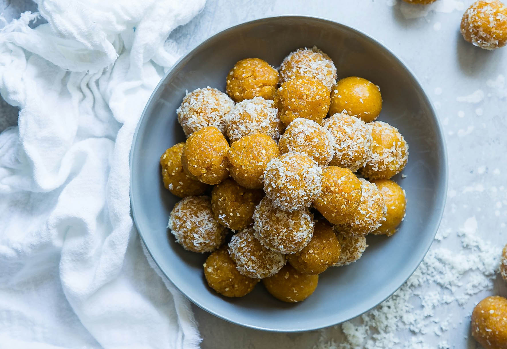 Сурови бонбони с мед, ядки и кокосови стърготини