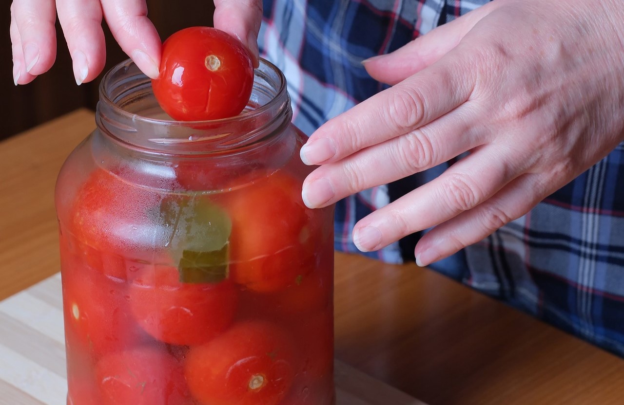 Мариновани червени домати