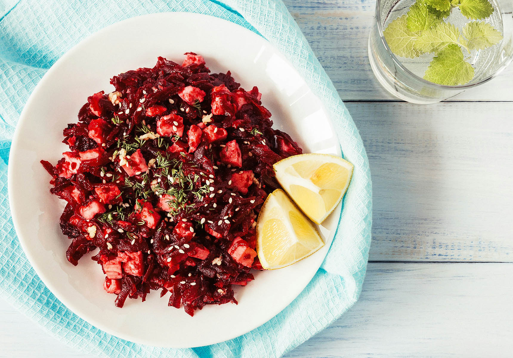 Зимна салата от червено цвекло