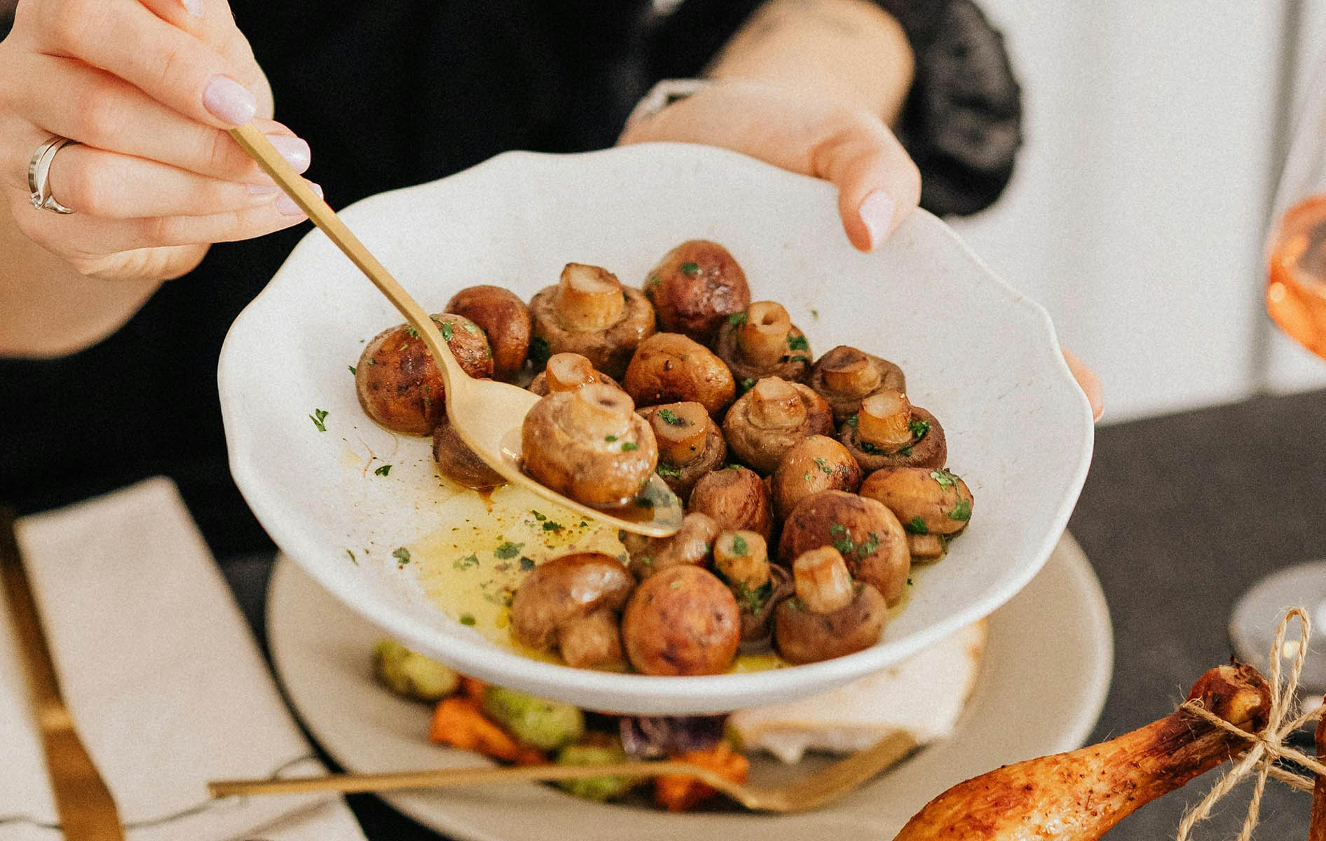 Пържени гъби (печурки) с лук и чесън