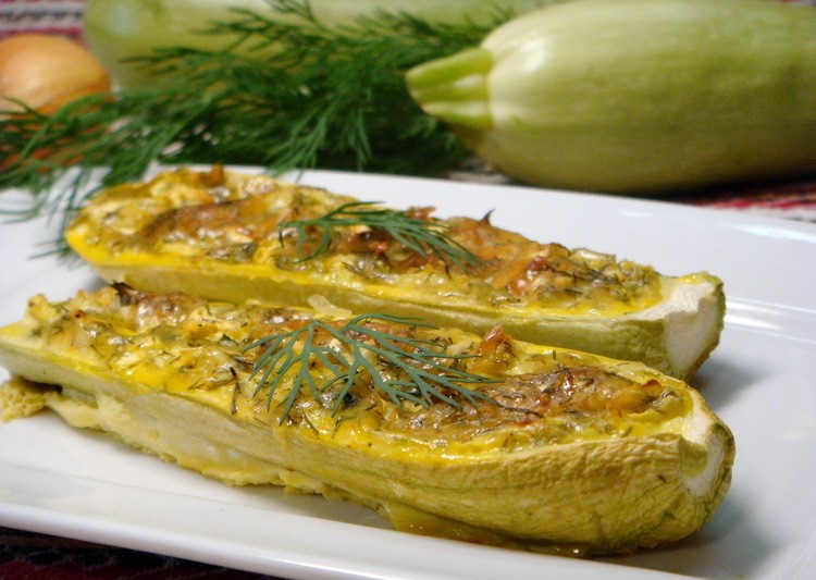 Пълнени тиквички със сирене и яйца