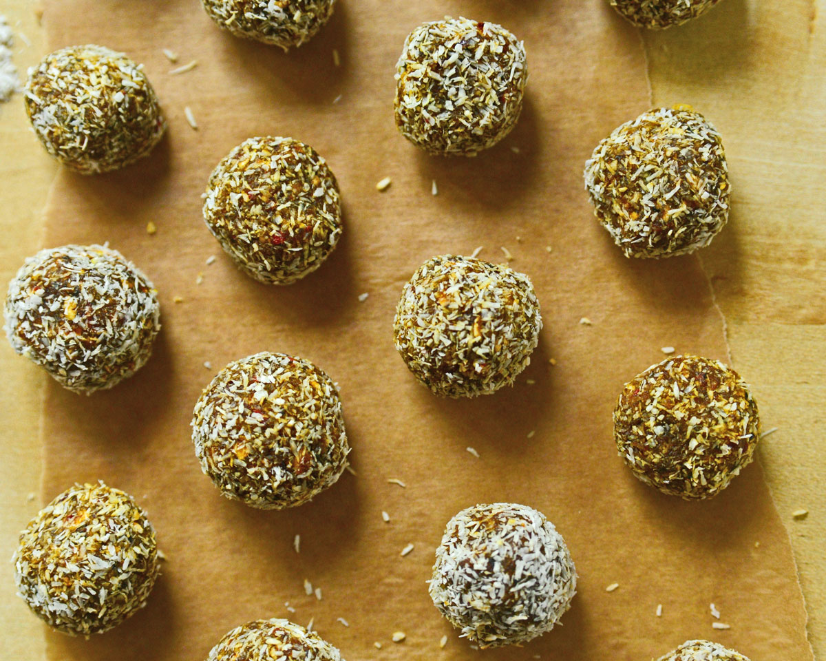 Сурови здравословни бонбони с ядки, суперхрани и пчелен прашец