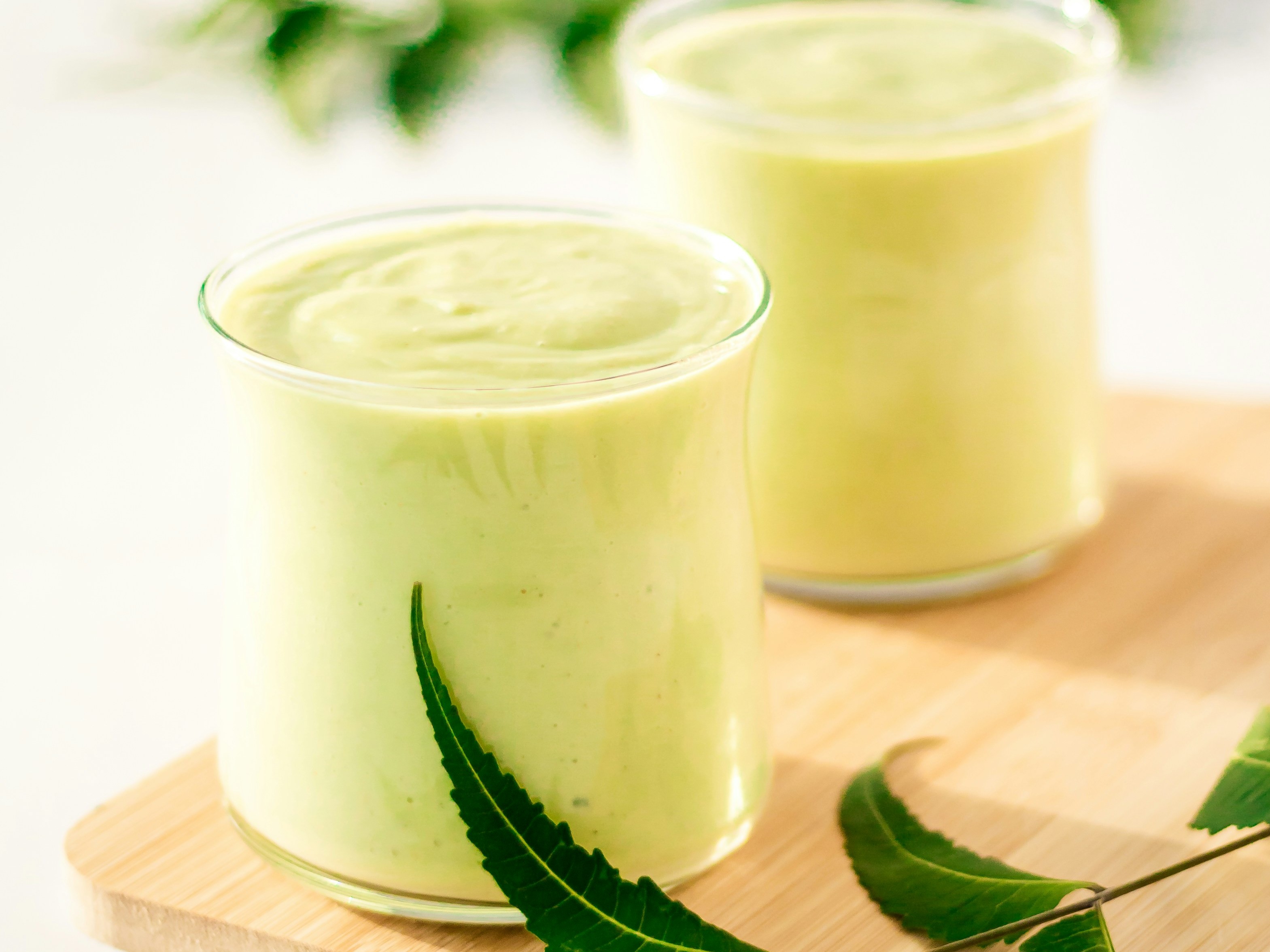 Смути с авокадо, банан и бадемово мляко