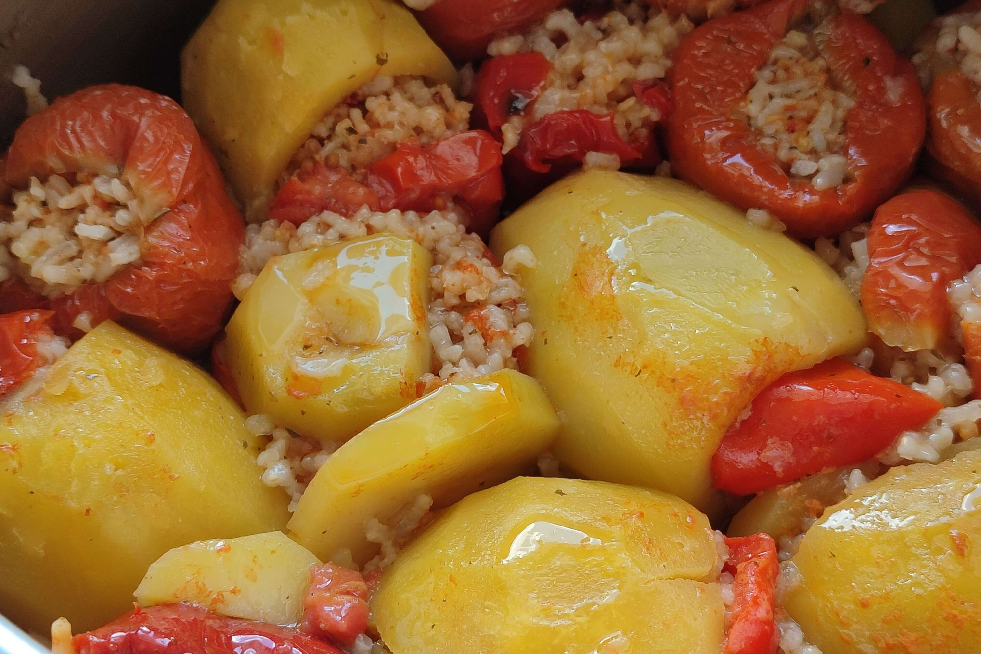 Постни пълнени чушки с ориз и зеленчуци